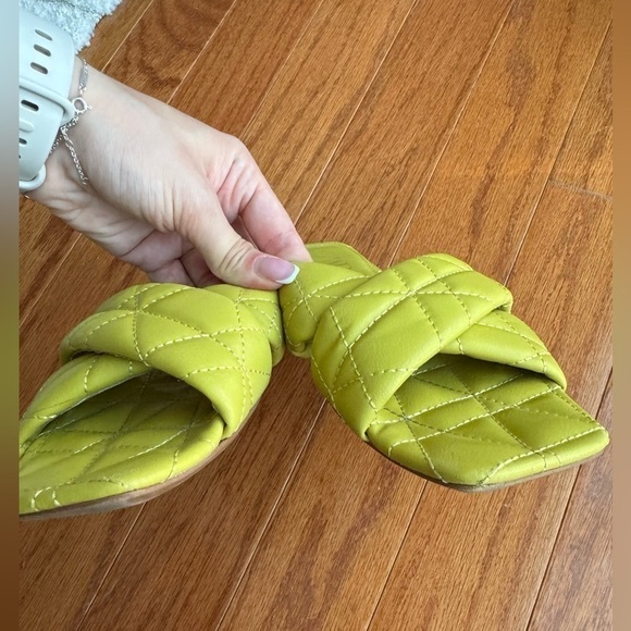 Zara BLOGGERS FAVORITE Lime Green Quilted Flat Sandals - Picture 6 of 10